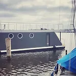 Hausboot Aurora Luebeck Mit Grossem Sonnendeck Und Waeschepaketen Inklusive