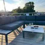 Hausboot Aurora Luebeck Mit Grossem Sonnendeck Und Waeschepaketen Inklusive