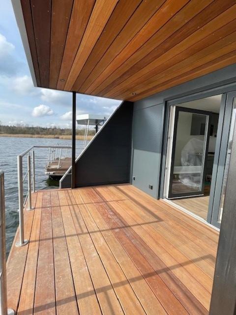 Hausboot Aurora Mit Grossem Sonnendeck Und Waeschepaketen Inklusive