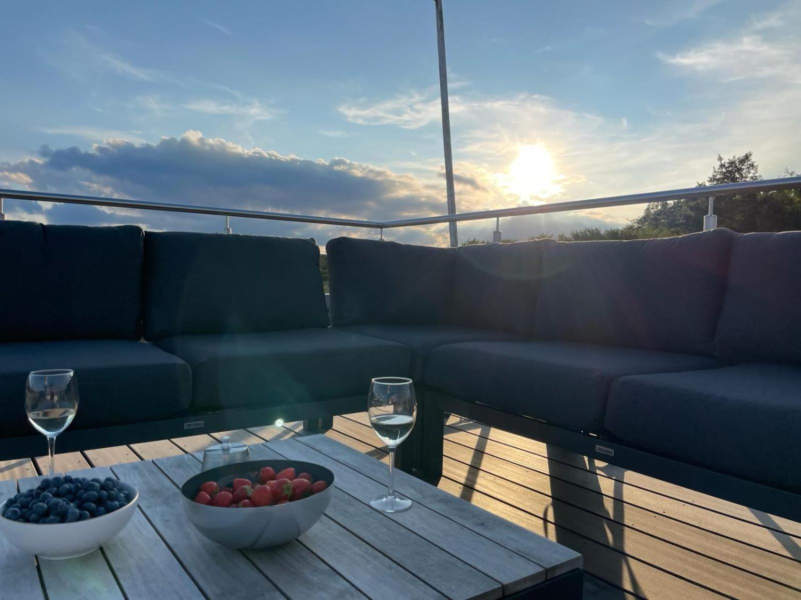 Hausboot Aurora Mit Grossem Sonnendeck Und Waeschepaketen Inklusive * Lübeck