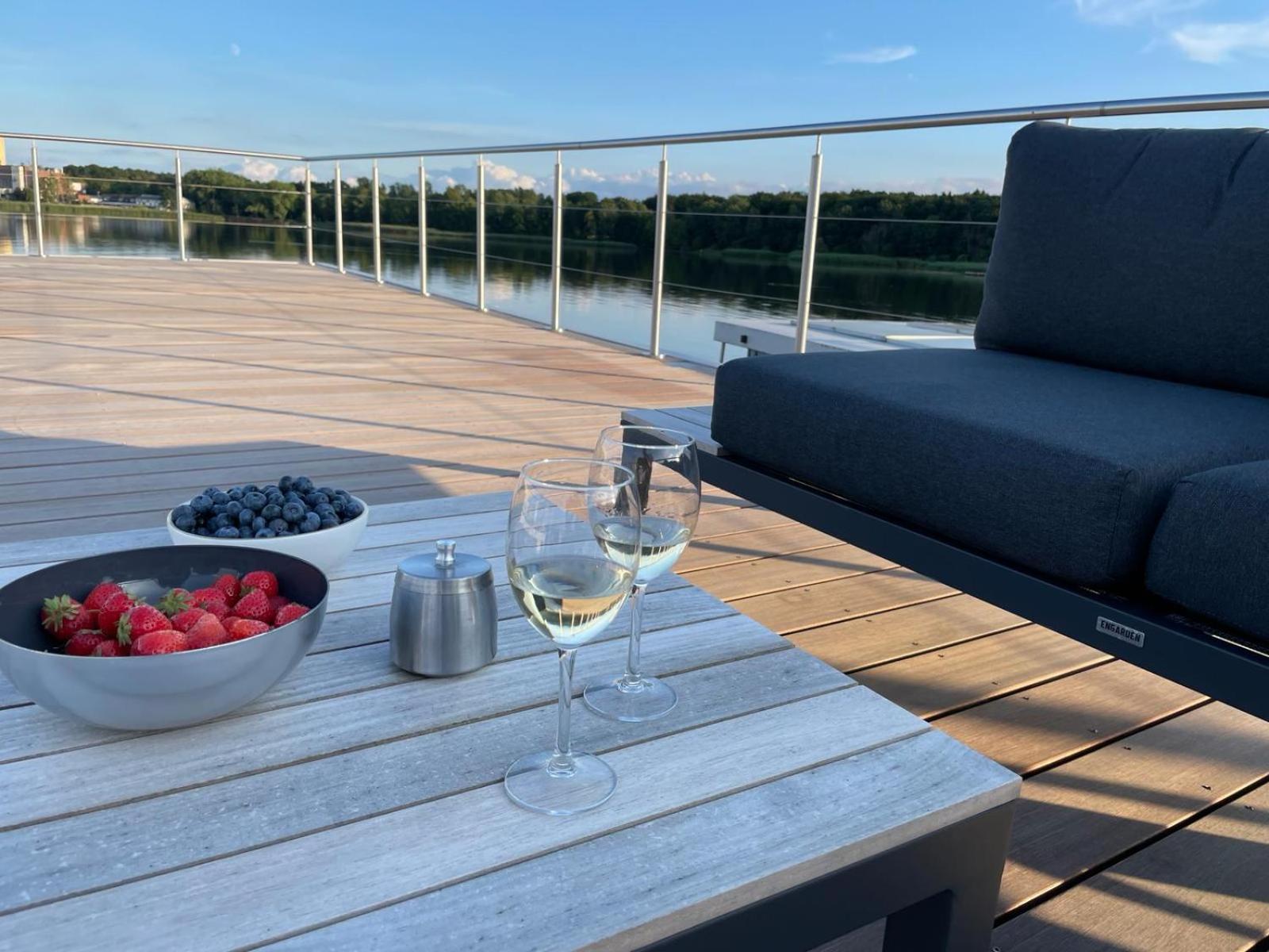 Ferienhaus Hausboot Aurora Mit Grossem Sonnendeck Und Waeschepaketen Inklusive Lübeck